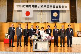 河野武司氏・玲子様ご夫妻と発起人一同